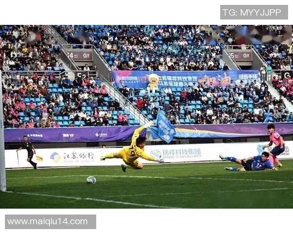 南京足球队灵活战术解析与球队发展新方向探讨